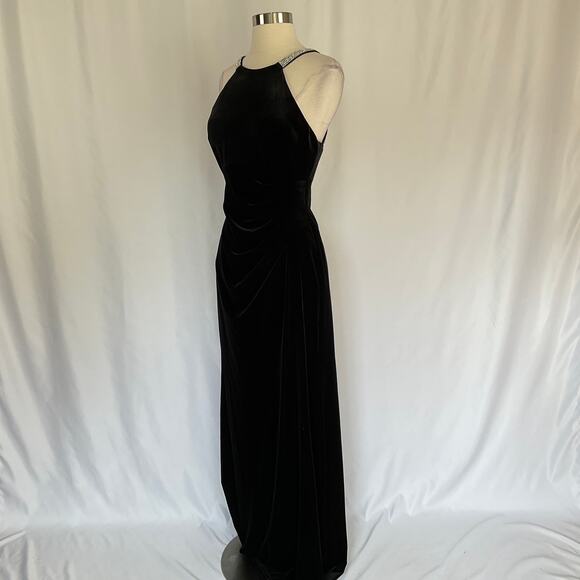 Black Velvet Beaded Strappy Back Evening Gown Size 8 Long Formal Dress by AQUA - Picture 5 of 13
